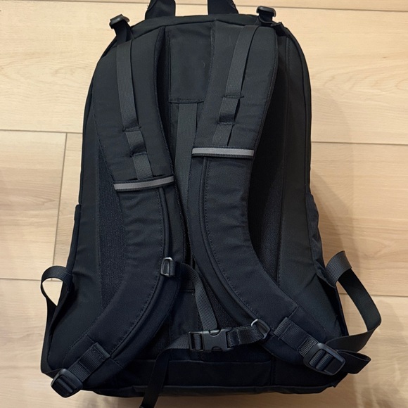 Lululemon LiftOS 20L Black Backpack - Picture 7 of 12